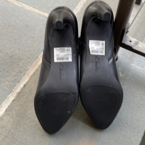 Never worn (no tags) Clarks Calla Blossom boots in black, size 9 - Picture 3 of 5